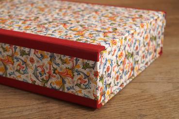 Practical collection box for the bookshelf